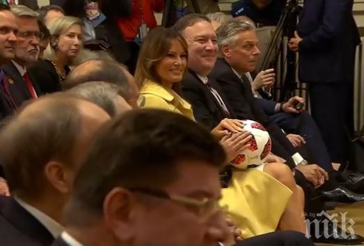 Мелания получи футболна топка от Мондиала на брифинга на Путин и Тръмп (СНИМКА)