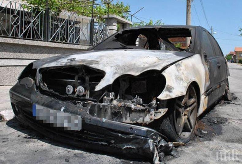 ОГНЕН АД! Мерцедес изгоря като факла зад кметството в Равда