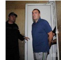 Съдебна охрана щракна белезниците на Ембака