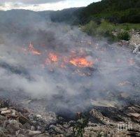 Горя строително сметище в Благоевград