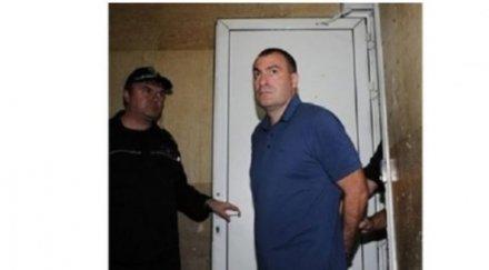 съдебна охрана щракна белезниците ембака