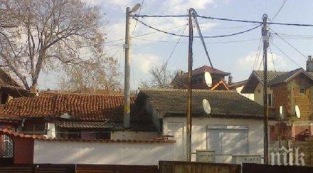 велика инженерна мисъл цигани харесаха уличен стълб вградиха къщата снимка