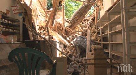 ужасяващи последици дъжда част стара къща рухна застраши живота трима снимка