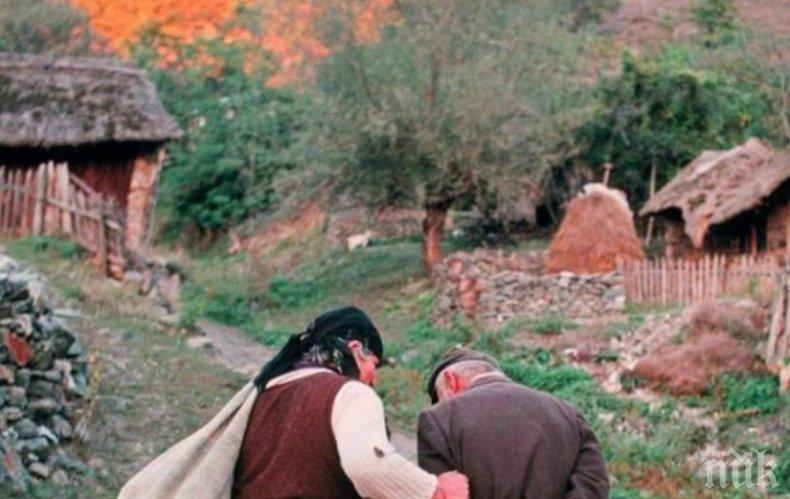 Доброволци помагат на старци