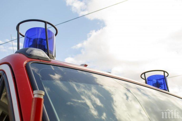 Дупница под пода след пороя! Пожарникари отводняват къщи