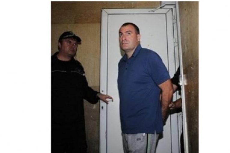 Съдебна охрана щракна белезниците на Ембака