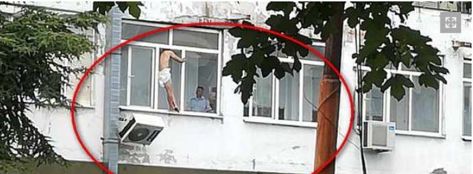 ИЗВЪНРЕДНО! Полугол пациент заплашва да скочи от болничната стая в Бургас (СНИМКА)