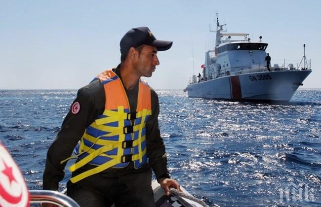 Кораб от Тунис с африкански мигранти стои 11 дни край брега, отказват му достъп