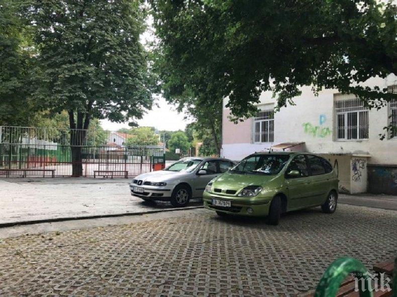 Находчиви варненци превърнаха в паркинг двора на централно училище