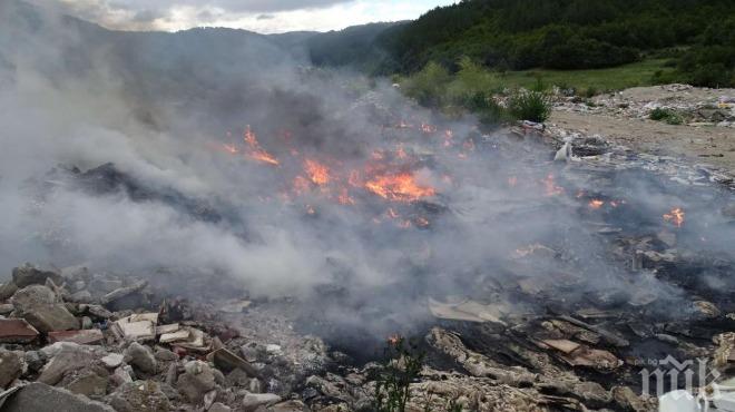 Горя строително сметище в Благоевград