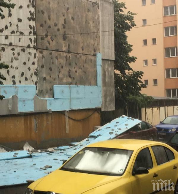 ШОК И УЖАС В БУРГАС СЛЕД БУРЯТА! Пътищата са блокирани, автобусите се бавят, вятърът смъкна изолация на блок