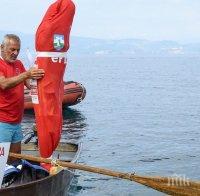 Българин преплува в чувал 3380 метра в Охридското езеро