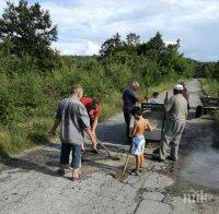 СРАМ ЗА ОБЩИНА БЕРКОВИЦА! В селата зрее недоволство, хората сами пълнят дупките по разбитите пътища (СНИМКИ)