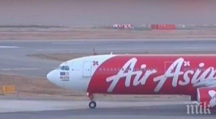 шокиращо непълнолетна роди самолет уби бебето тоалетната снимки