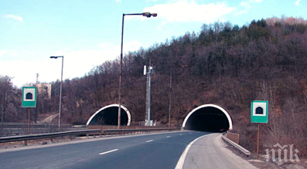 тъмно без лампи тунелите траянови врата витиня