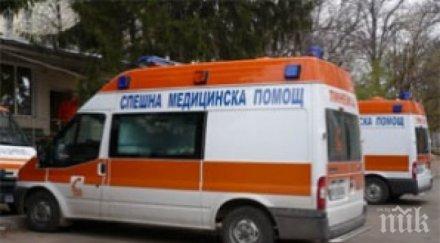 годишно момче сви кола заби стълб