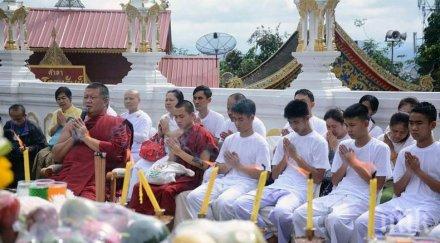 спасените пещерата тайландски момчета стават монаси