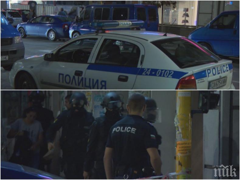 СТРАШЕН ЕКШЪН! Психично болен се барикадира в центъра на София, спецотряди преговаряха с него... и си тръгнаха (СНИМКИ)