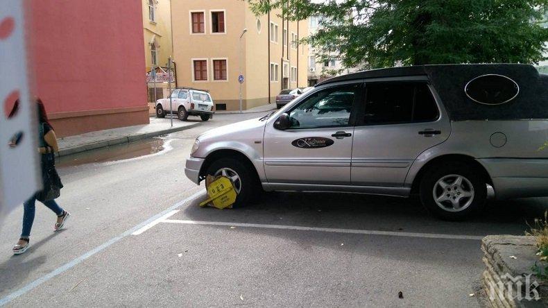 ПЪЛНА ИДИОТИЯ! Сложиха скоба на катафалка с труп