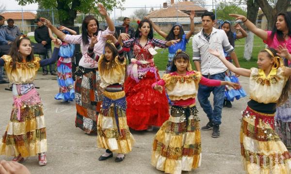 АЙ, РОМАЛЕ! Мургавият Мишо изкарва пари като рецитира Опълченците на Шипка по кръчмарските маси (СНИМКА/ВИДЕО)
