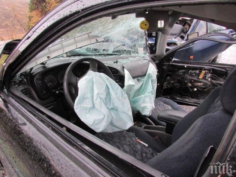 НОВА СМЪРТ НА ПЪТЯ! Млада жена загина на Подбалканския път след жесток удар в дърво (СНИМКИ)