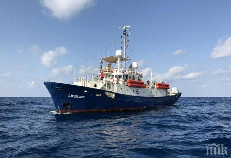 Кораб, спасил мигранти, две седмици стои блокиран в Средиземно море, четири страни отказват да го приемат