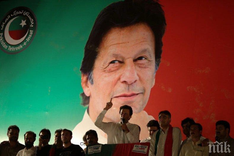 Бившата звезда в крикета Имран Хан води след изборите в Пакистан