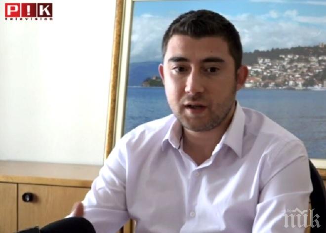 Карлос Контрера ремонтира улица в София