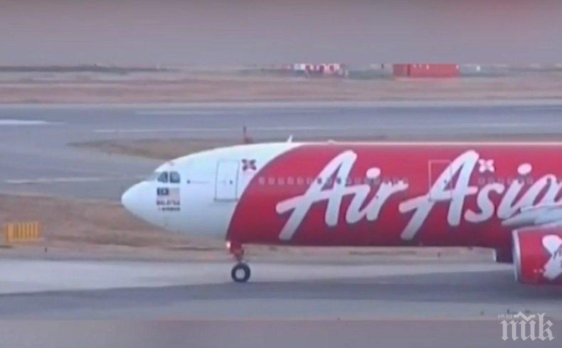 ШОКИРАЩО! Непълнолетна роди в самолет, уби бебето в тоалетната (СНИМКИ)