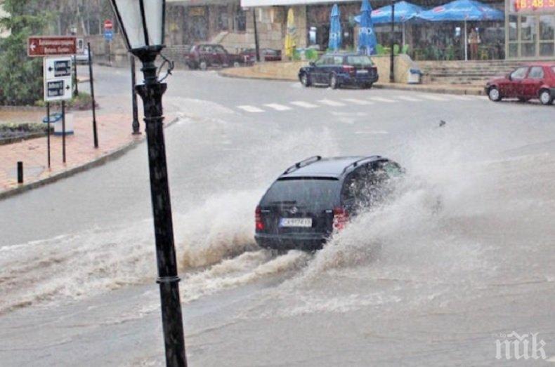 Проливен дъжд наводни Балчик и Варна, светофарите се повредиха (СНИМКИ)