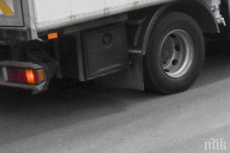 ОТ ПОСЛЕДНИТЕ МИНУТИ! Аварирал ТИР затапи магистрала Тракия