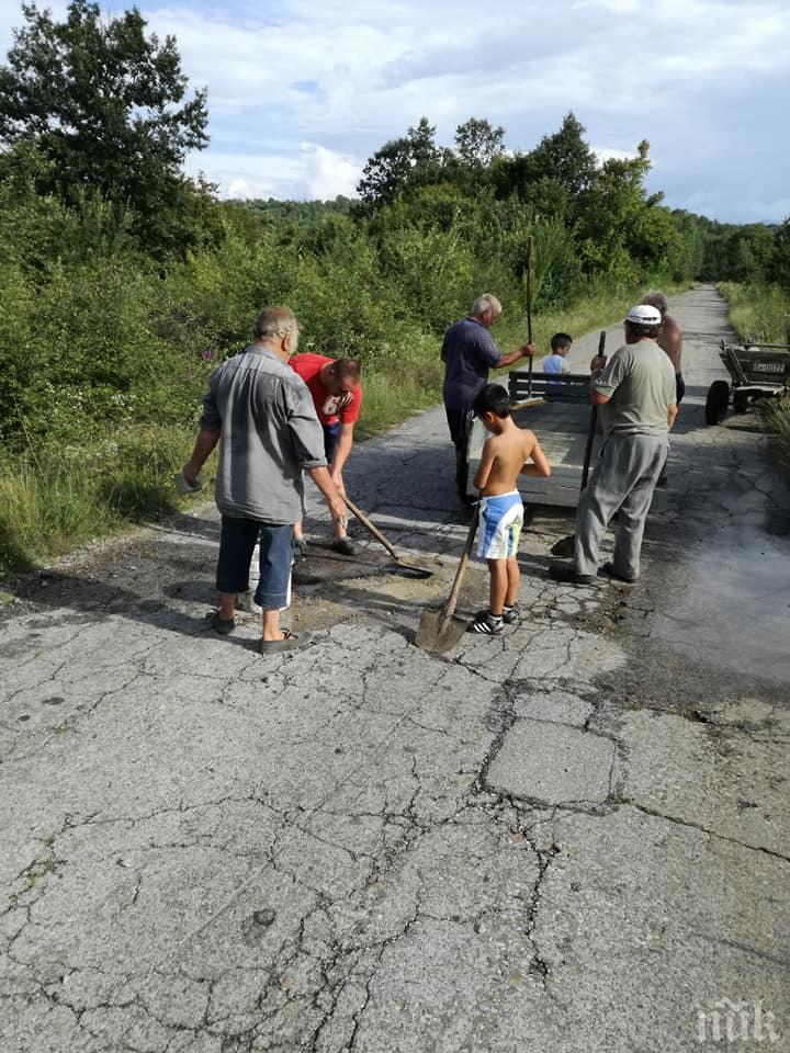 СРАМ ЗА ОБЩИНА БЕРКОВИЦА! В селата зрее недоволство, хората сами пълнят дупките по разбитите пътища (СНИМКИ)