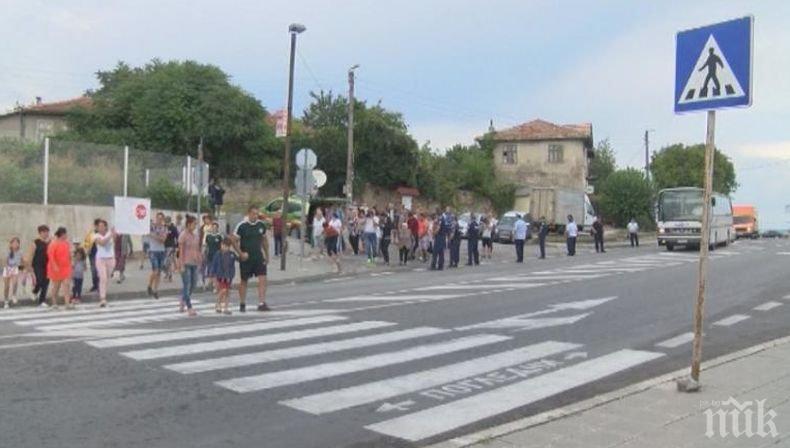 Във великотърновско село излязоха на протест, искат светофар