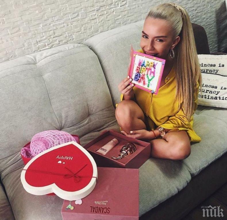 ЧЕСТИТО! Тита стана на 19! Ето как звездата отбеляза рождения си ден (СНИМКИ)
