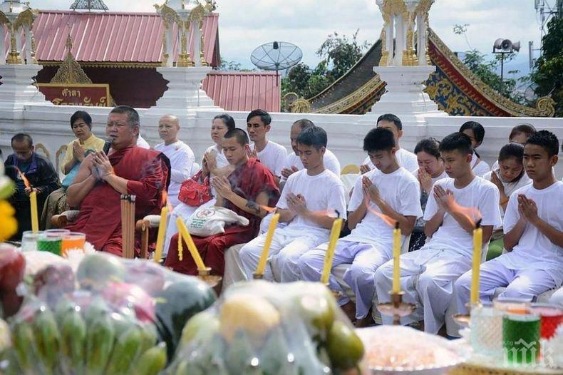 Спасените от пещерата тайландски момчета стават монаси