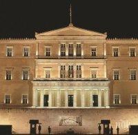 Близо 500 души се включиха в бдение в памет на жертвите от пожарите в Атина