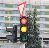 Новите светофари на възлово кръстовище в Перник се повредиха