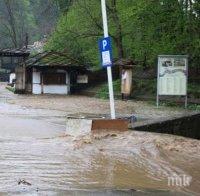 В габровските квартали „Етъра“ и „Радецки“ продължава разчистването след наводнението