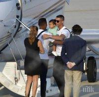 ИСТЕРИЯ В ТОРИНО! Роналдо кацна с частния си самолет за 32 млн. евро! 5 джипа го вардят