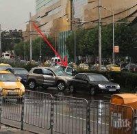 СИГНАЛ ДО ПИК! Кола излетя на трамвайните релси пред мол 