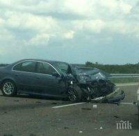 ЖЕСТОКА КАТАСТРОФА НА ВХОДА НА БУРГАС! БМВ се размаза в комби, пострада жена (СНИМКИ)