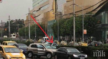 сигнал пик кола излетя трамвайните релси мол сердика снимки