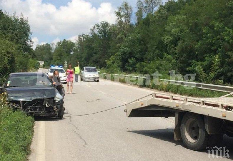 ПОРЕДНА ТРАГЕДИЯ НА ПЪТЯ! Млад мъж почина при челен сблъсък на две коли до Русе