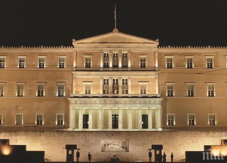 Близо 500 души се включиха в бдение в памет на жертвите от пожарите в Атина