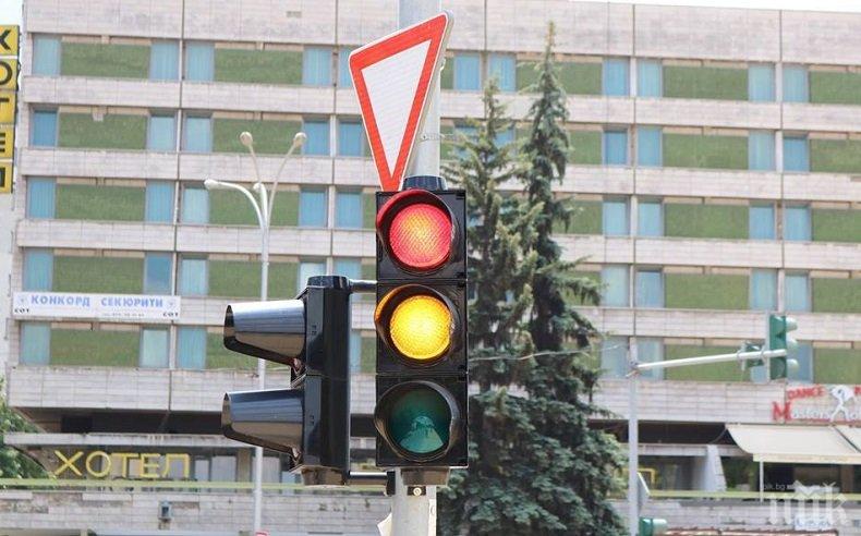 Новите светофари на възлово кръстовище в Перник се повредиха