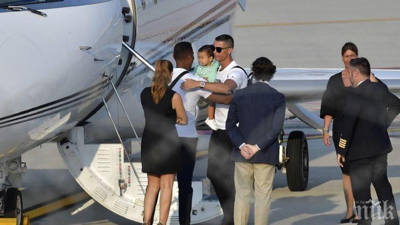 ИСТЕРИЯ В ТОРИНО! Роналдо кацна с частния си самолет за 32 млн. евро! 5 джипа го вардят