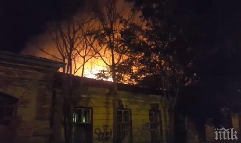 Пресмятат щетите от изгорелите Царски конюшни