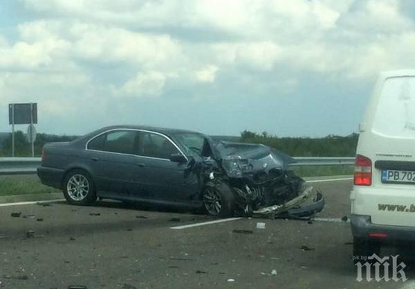ЖЕСТОКА КАТАСТРОФА НА ВХОДА НА БУРГАС! БМВ се размаза в комби, пострада жена (СНИМКИ)