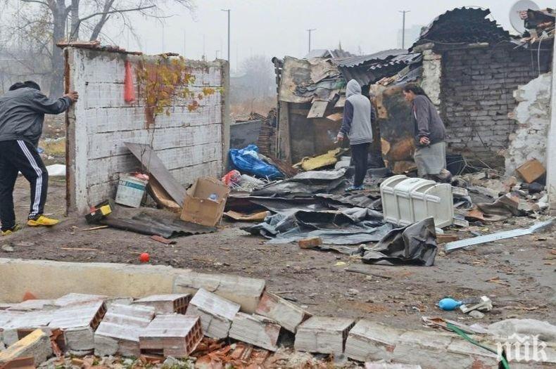 АКЦИЯ! Багери бутат незаконни къщи в циганската махала в Айтос (СНИМКИ)