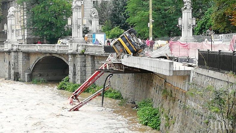 Бетон помпа надвисна над Янтра в Габрово (СНИМКА)